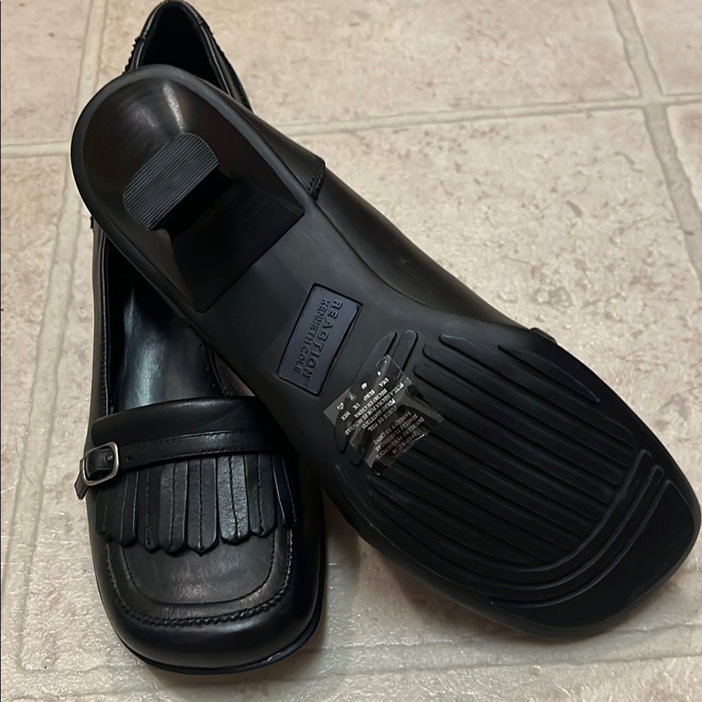 Kenneth Cole Reaction Black Heels with Block Heel and Glossy Finish - Picture 3 of 5